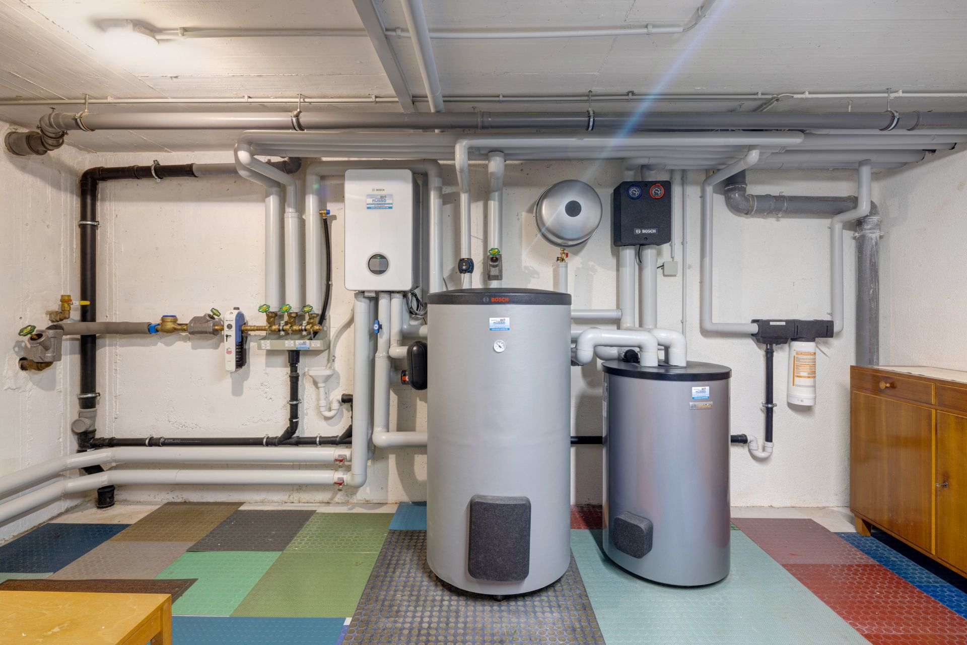 Kleinkind sitzt auf Heizung