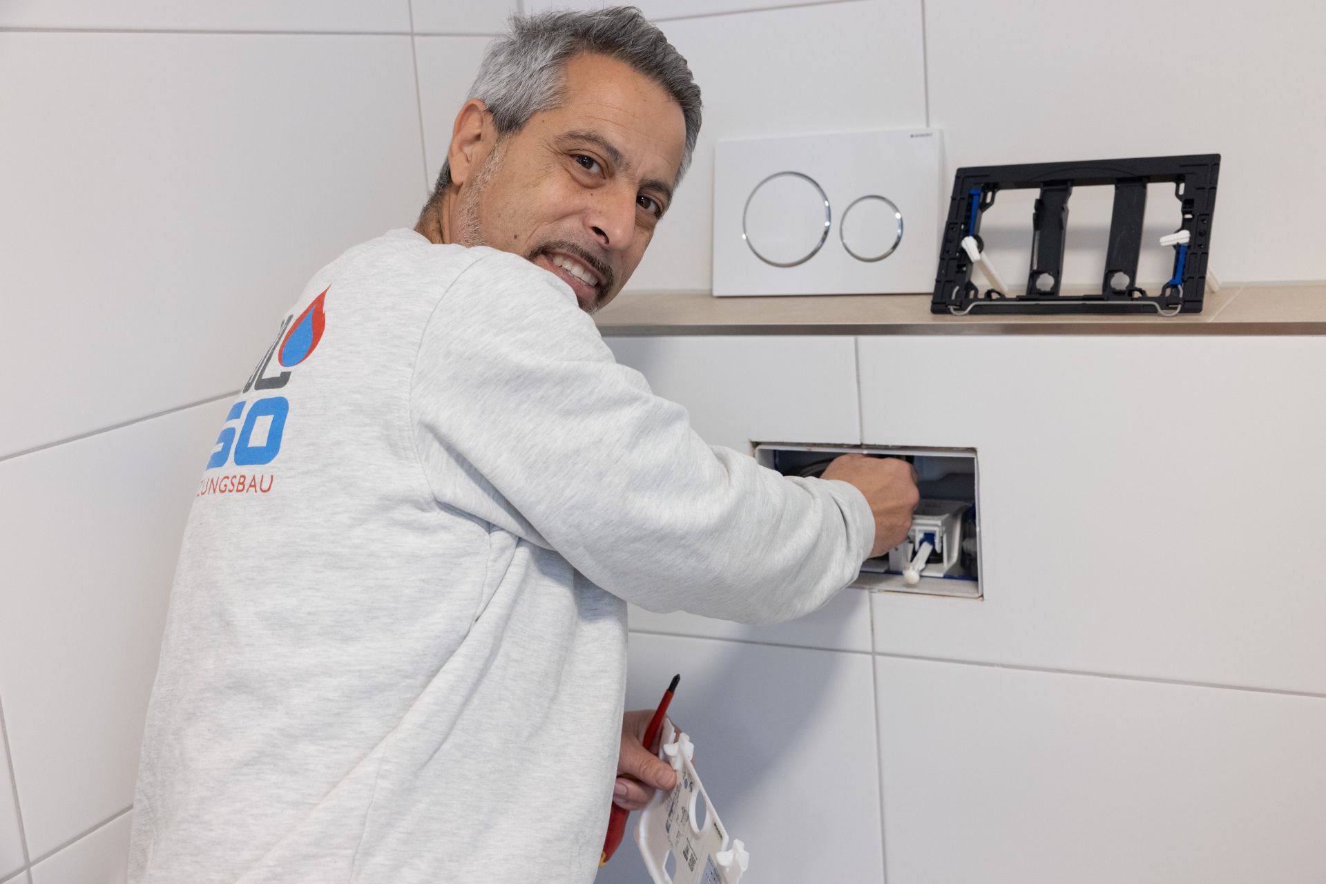 Moderne Duscharmatur mit Einstellung  für Regendusche und Handduschkopf